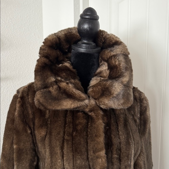 🤎 Faux Fur Coat 🤎 - Picture 6 of 10